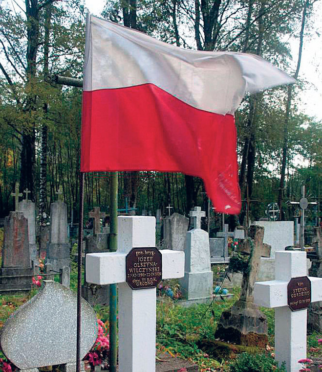 Sopoćkinie, polska flaga nad grobem gen. Olszyny-Wilczyńskiego