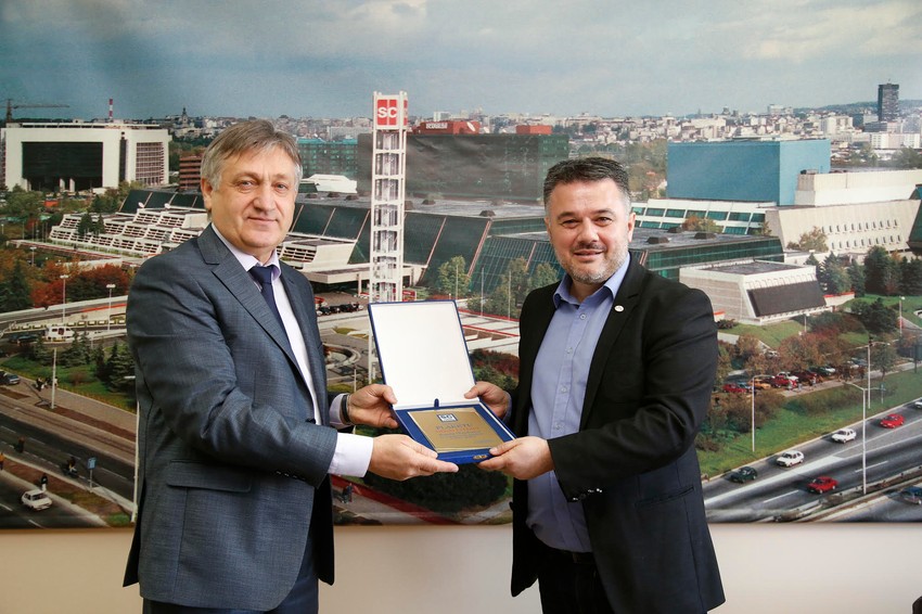 Bane Obradović prima nagradu