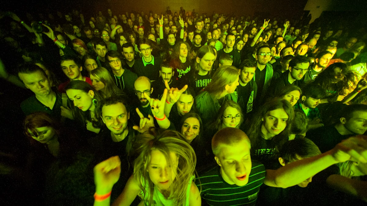 Organizatorzy Asymmetry Festival 2015 przedstawili cały program majowej imprezy. Wśród wymieniomnych artystów pojawi się między innymi ikona współczesnej sceny elektronicznej, Fennesz, doom-metalowe Torche, post-rockowa grupa Russian Circles i neo-folkowy twórca King Dude. Ruszyła także sprzedaż biletów jednodniowych na festiwal.