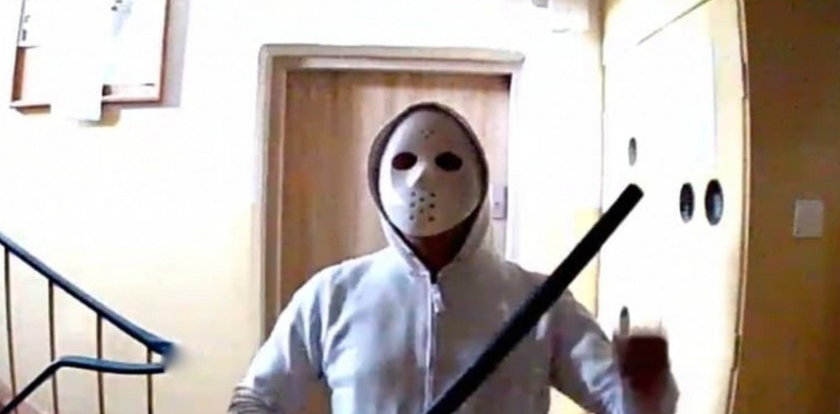 Maska grozy, zniszczone drzwi, groźby śmierci. Stalker prawie trzy lata nękał rodzinę sąsiadów