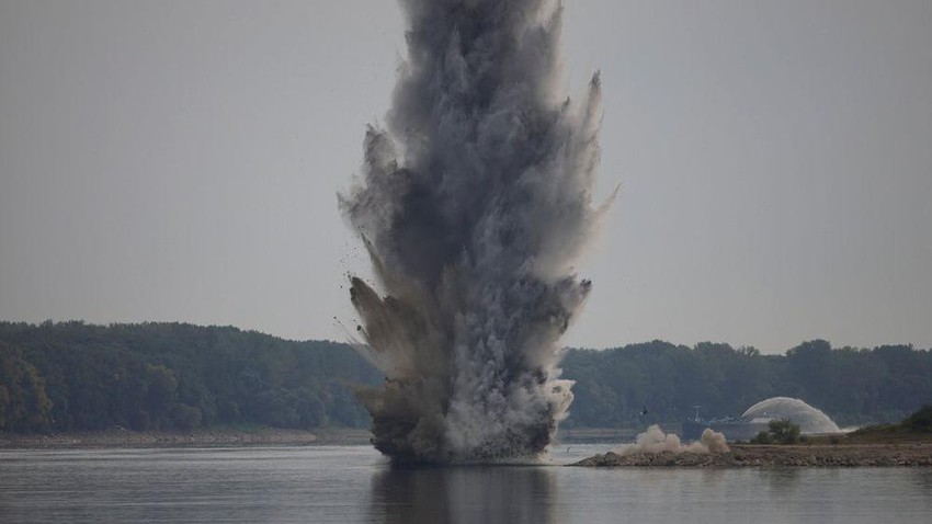 Rumunska mornarica kontrolisanim eksplozijama na kanalu Bala preusmerila je tok Dunava ka nuklearnoj elektrani Černavode kako bi se hladili reaktori | Foto: Inquam Photos/George Calin via REUTERS