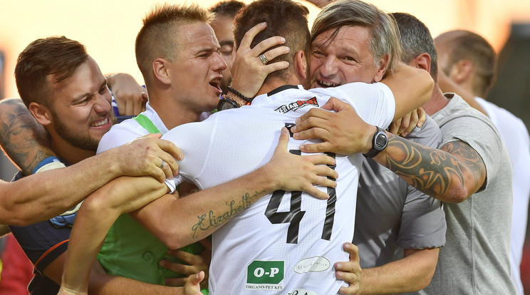 A Balmazújváros remek játékkal nyert,
 így joggal ünnepelt a csapat /Fotó: MTI - Czeglédi Zsolt