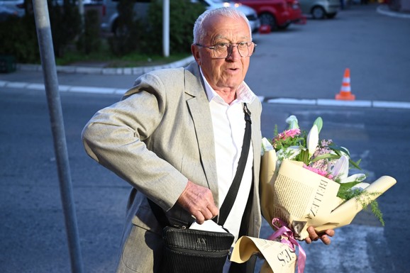 PEVAČ ODBIO DA PEVA NA TEZGI ZA 100.000 EVRA Kasnije ga kolega ocinkario javno: "To je bre budala"