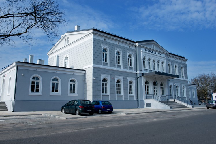 Przed wakacjami PKP otworzyły po modernizacji dworzec w Rawiczu w Wielkopolsce, na szlaku z Poznania do Wrocławia. To jeden z mniejszych obiektów, o których w tym roku przypomniały sobie PKP. W ciągu ostatnich miesięcy pasażerowie zaczęli też korzystać ze zmodernizowanych dworców m.in. w Jaworzynie Śląskiej i Obornikach Śląskich. Do końca roku przybędą jeszcze: Kraków Płaszów, Piła Główna i Kędzierzyn-Koźle.