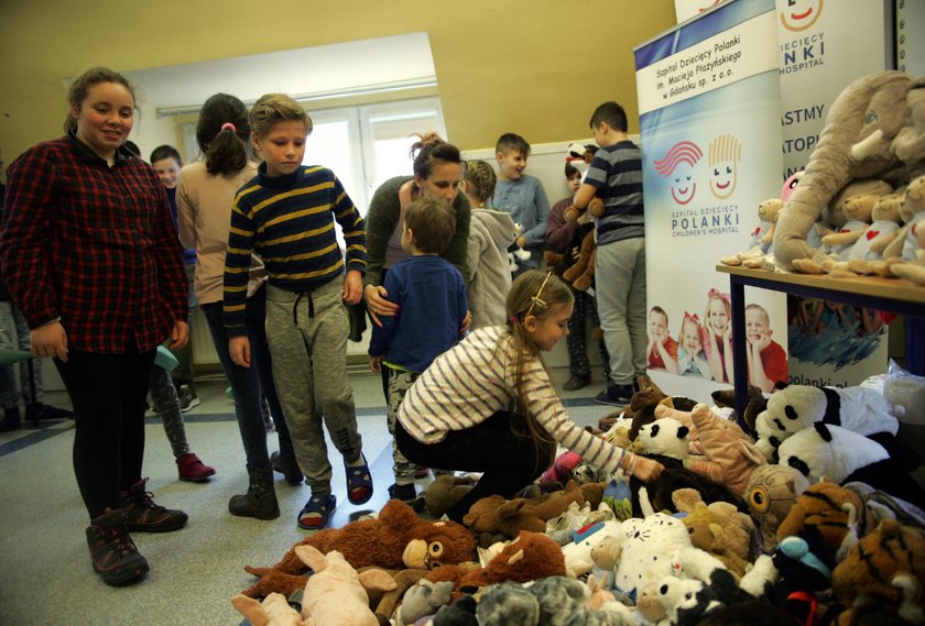 Maluchy wybierają pluszowych przyjaciół 