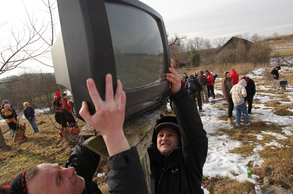 BAŁĄG MISTZROSTWA W RZUCIE MŁOTKIEM DO TELEWIZORA