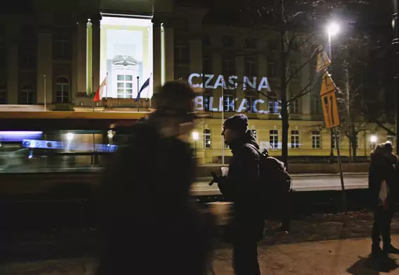 "Drukuj, bo zimno!". Dlaczego partia RAZEM od tygodnia dobrowolnie marznie przed Kancelarią Prezesa Rady Ministrów?