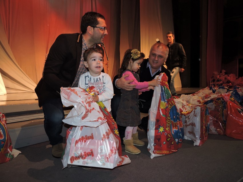 Dodela novogodišnjih paketića deci iz socijalno ugroženih porodica u Lazarevcu