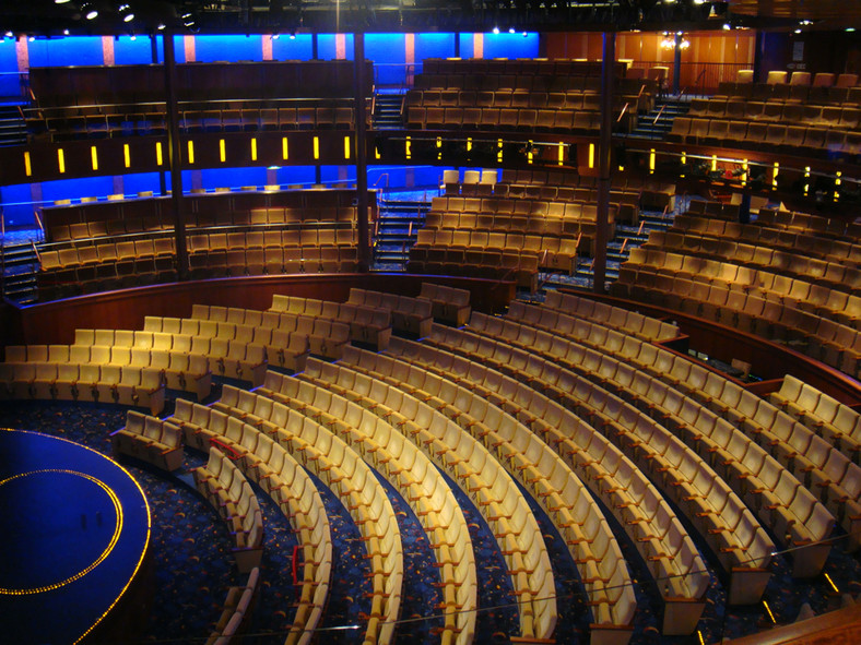 Sala teatralna na statku Celebrity Solstice, źródło: flickr, autor: Tom Mascardo 1, kod licencji: CC Attribution-NoDerivs 2.0 Generic