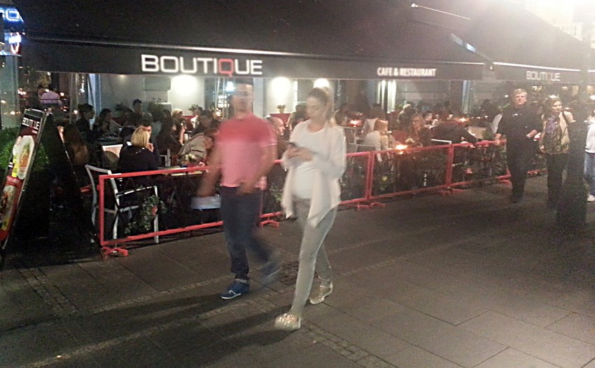 Puni kafici i ulice glavnog grada , vikend je počeo