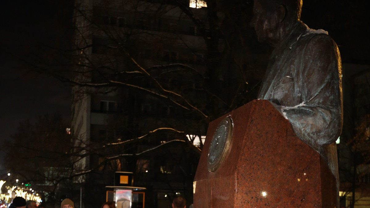 Prezydent Bronisław Komorowski z amerykańskim politologiem i ekonomistą Michaelem Novakiem zapalili w czwartek, w 31. rocznicę wprowadzenia stanu wojennego w Polsce, znicze pod pomnikiem Ronalda Reagana w Warszawie.