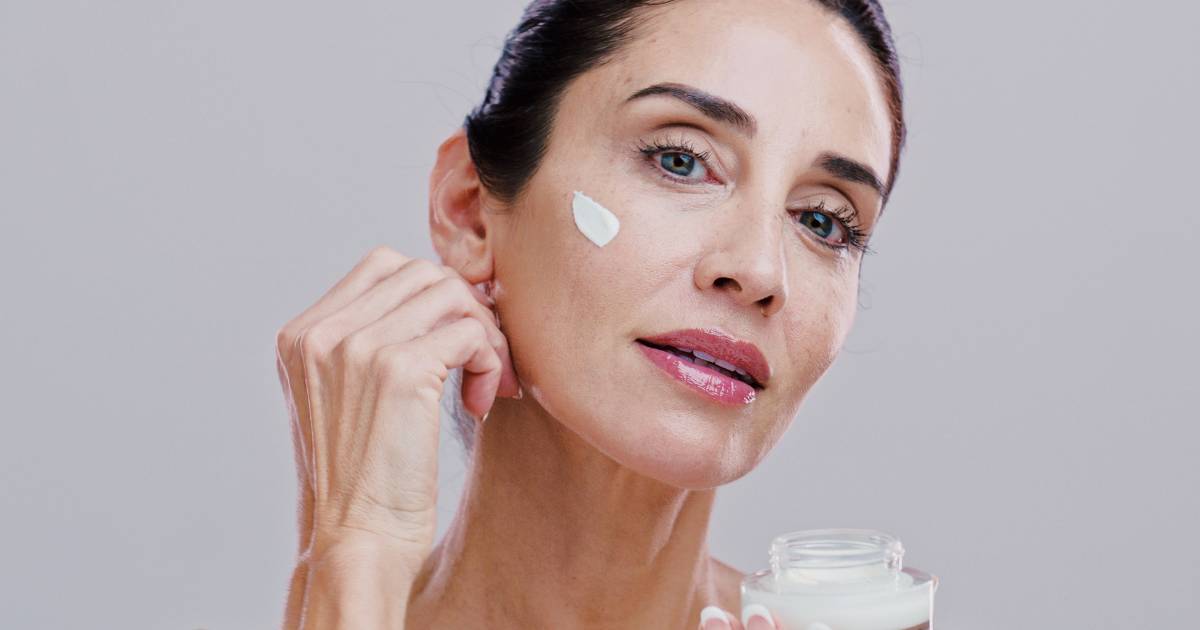 60-latki uwielbiają ten krem z jadem żmii - zatrzymuje powstawanie kurzych łapek!