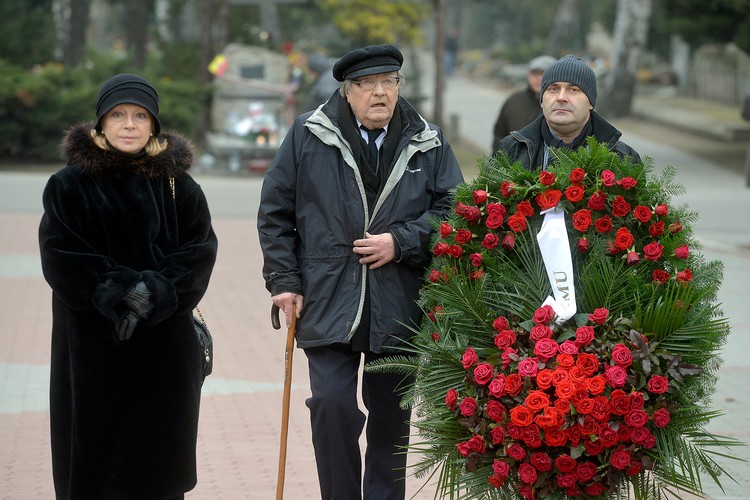 Ewa Wiśniewska i Ignacy Gogolewski na pogrzebie Stanisława Mikulskiego
