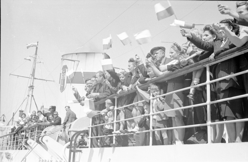 Francja 1946. Polscy repatrianci, m.in. górnicy z kopalni Fougures Lens, wyjeżdżający do kraju