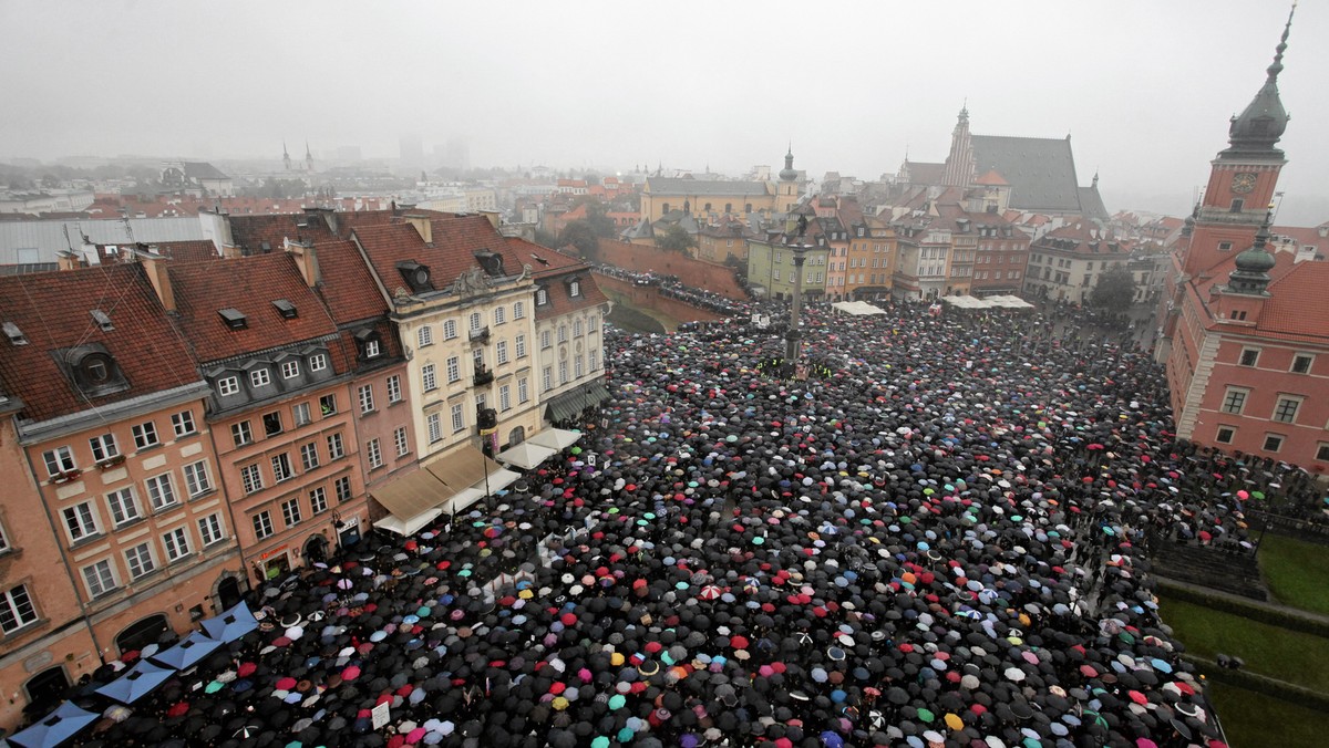 Po "czarnym poniedziałku" pora na "czarną środę". 8 marca, w Dzień Kobiet, odbędzie się Międzynarodowy Strajk Kobiet. Kobiety będą żądać m.in. utrzymania standardów opieki okołoporodowej, dostępu do nowoczesnej bezpłatnej antykoncepcji i zabiegów sterylizacji, dostępu do bezpiecznego przerywania ciąży, dofinansowania in vitro oraz badań prenatalnych najnowszej generacji.