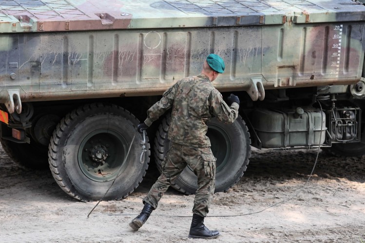 Przygotowania do montażu mostu pontonowego na Wiśle