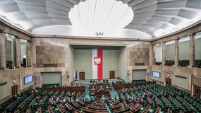 Najnowszy sondaż partyjny: PiS z historycznym spadkiem, KO odjeżdża rywalom, a Konfederacja zaskakuje