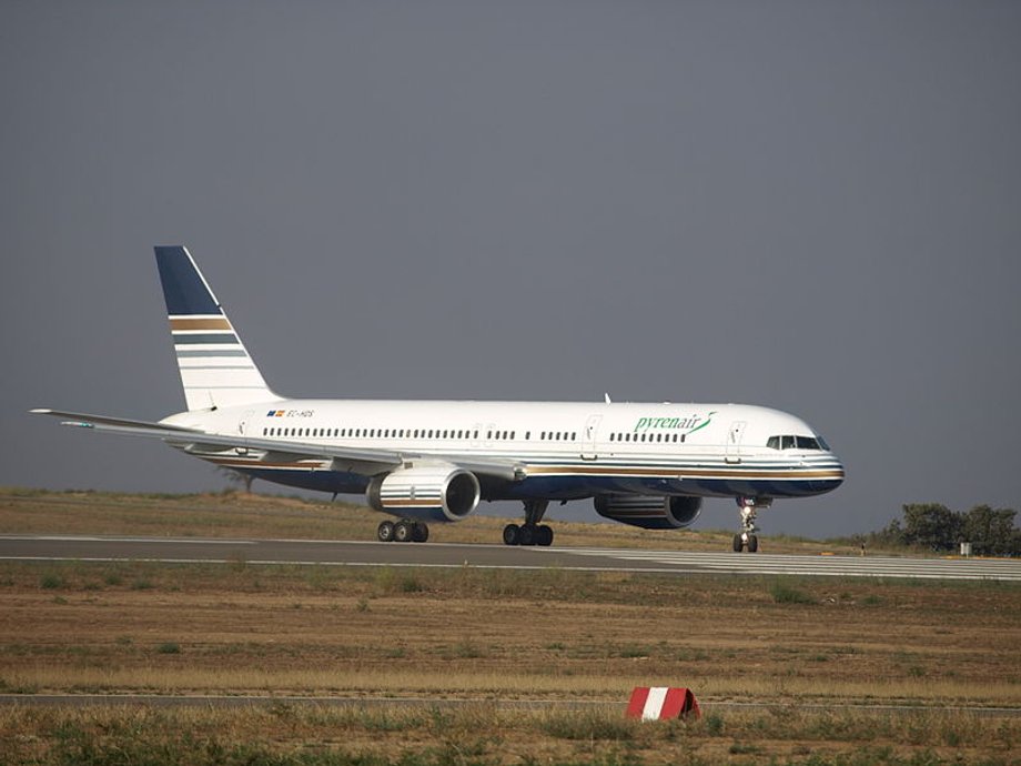 Huesca-Pirineos Airport (Hiszpania).
Kolejnym portem lotniczym, który przetrwał tylko kilka lat, było położone w Pirenejach lotnisko Huesca-Pirineos, oddalone o 10m km od miasta Huesca. Zostało ono otwarte w 2007 roku i miało przyciągnąć pasjonatów sportów zimowych. Port działał jednak tylko przez cztery lata. Zamknięto go, bo zbankrutowała linia Pyrenair, która była głównym przewoźnikiem obsługującym lotnisko. Potem przez chwile z lotniska korzystała linia Air Europa. W 2013 roku port obsłużył tylko 279 pasażerów. Od 2014 roku nie są prowadzone na to lotnisko regularne loty. 
