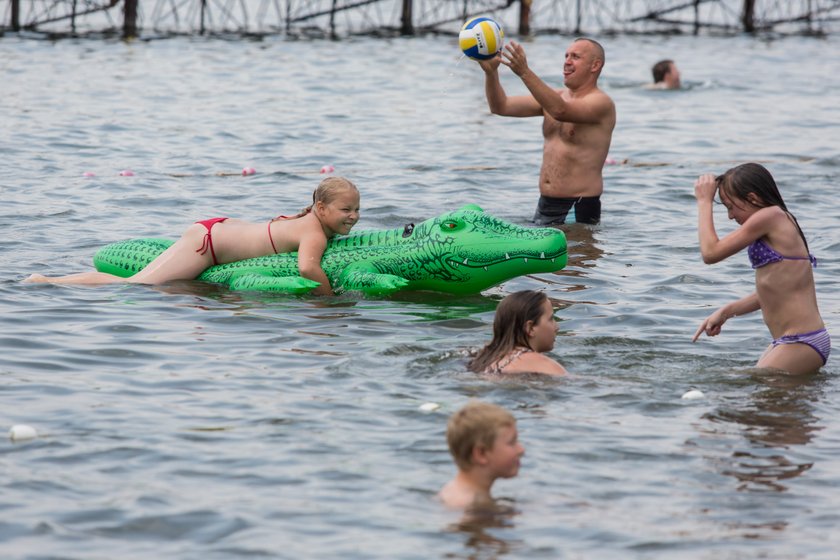 Ludzie kąpią się w jeziorze Strzeszynek