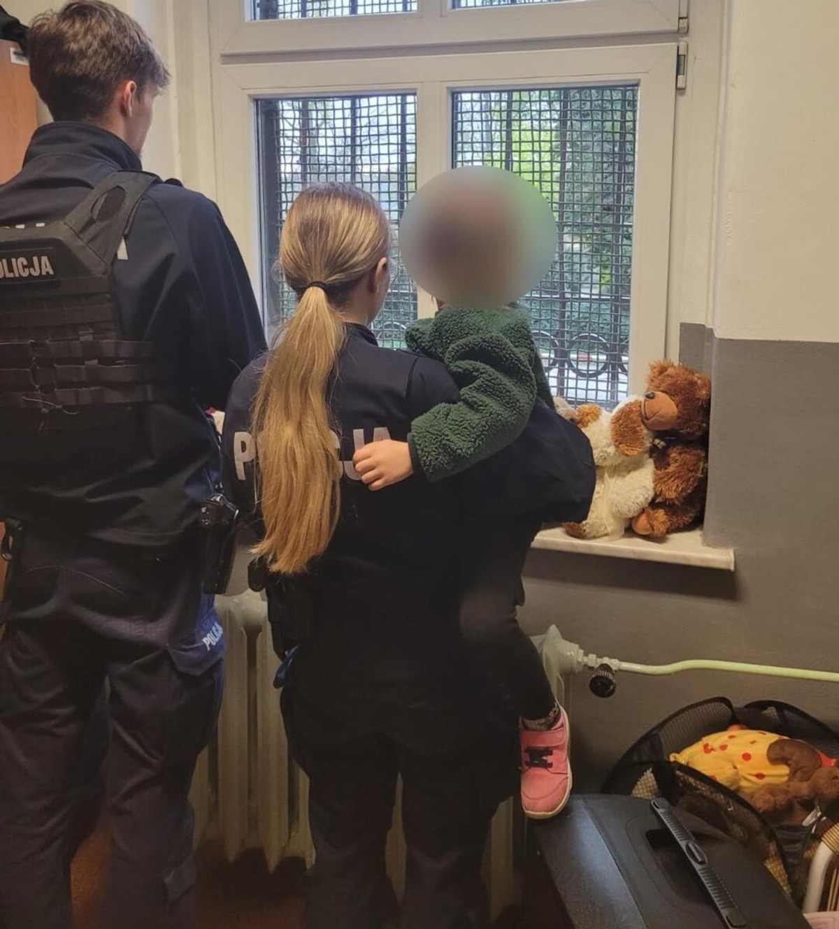 Trzylatka błąkała się sama ulicami miasta. Nie potrafiła powiedzieć, jak się nazywa ani gdzie mieszka