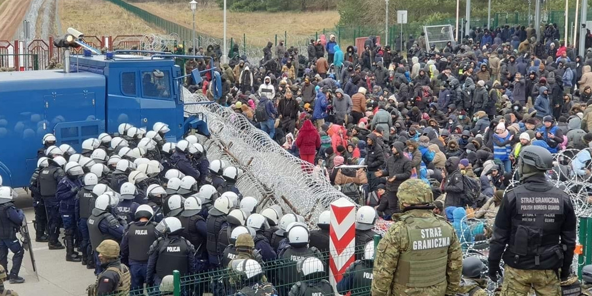 Migranci koczują na przejściu granicznym.