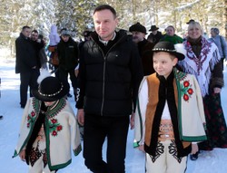 Ustawka? Duda ratuje kolegę na stoku, a w sieci wrze