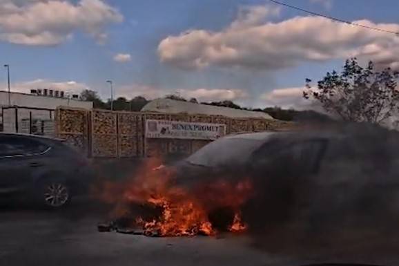 (VIDEO) BUKTINJA PROGUTALA ČITAV AUTOMOBIL U KALUĐERICI! Prolaznici gledaju u DRAMATIČNU scenu nasred puta, stvaraju se gužve