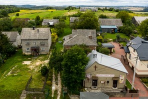 Kaplica w Złożeńcu, za nią dom właścicieli ziemi, na której stoją obydwa budynki, 27 sierpnia 2020 r