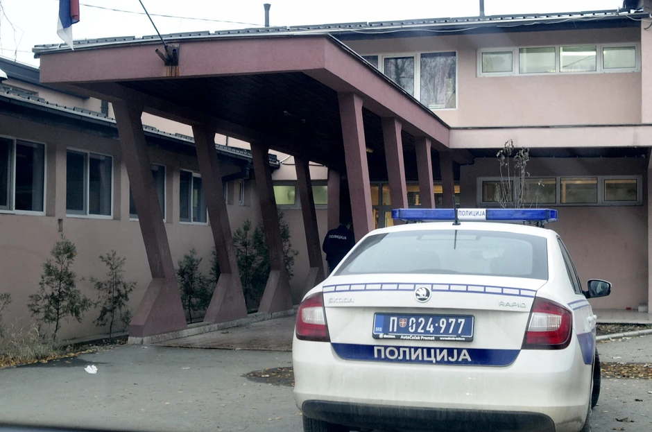 Policija ispred Doma zdravlja u Vrčinu