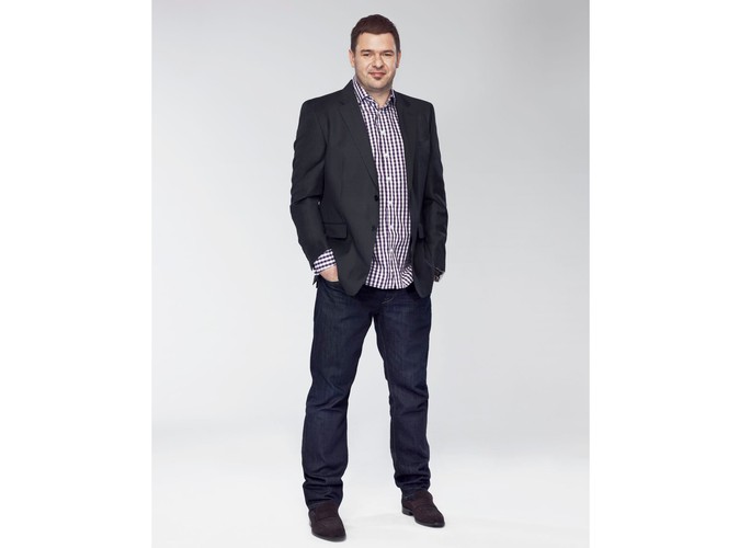 Wojtek Gawron, mąż Doroty, z zawodu ekonomista pracuje jako dyrektor oddziału banku. Choć stara się jak może, nie zawsze pomaga swojej żonie w obowiązkach domowych