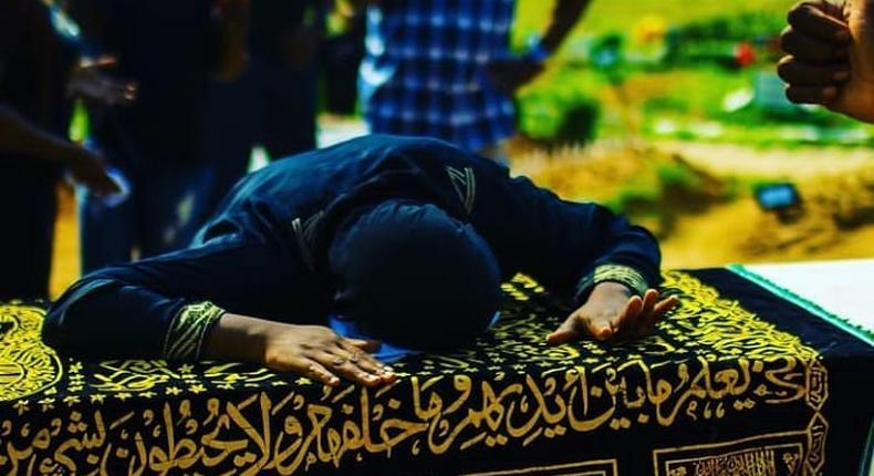 Late Sound Sultan's widow, Farida Fasasi during his funeral [Instagram/FaridaFasasi]