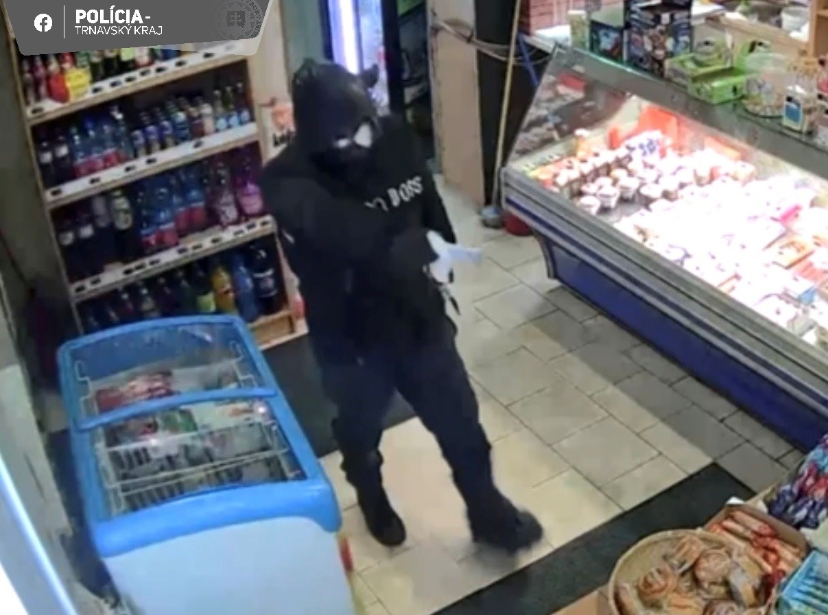 Muž, ktorý lúpil v Hlohovci s čiernym igelitom na hlave, ide do väzby.