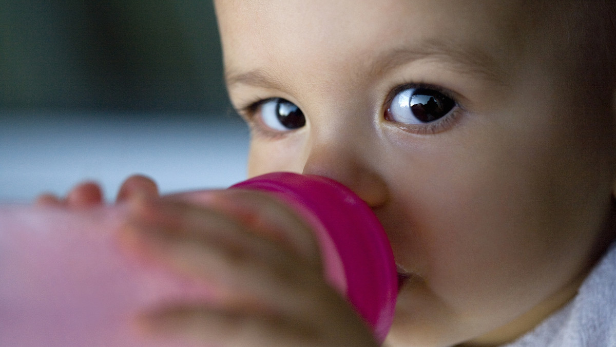 Czy wiesz, jak ważną rolę w rozwoju Twojego dziecka odgrywa woda? To właśnie ona wpływa na działanie wielu procesów odpowiedzialnych za zdrowie, rozwój fizyczny i intelektualny młodego organizmu. Zadbaj więc, by w diecie twojej pociechy nie zabrakło wody dobrej jakości i w ilości, jakiej potrzebuje.