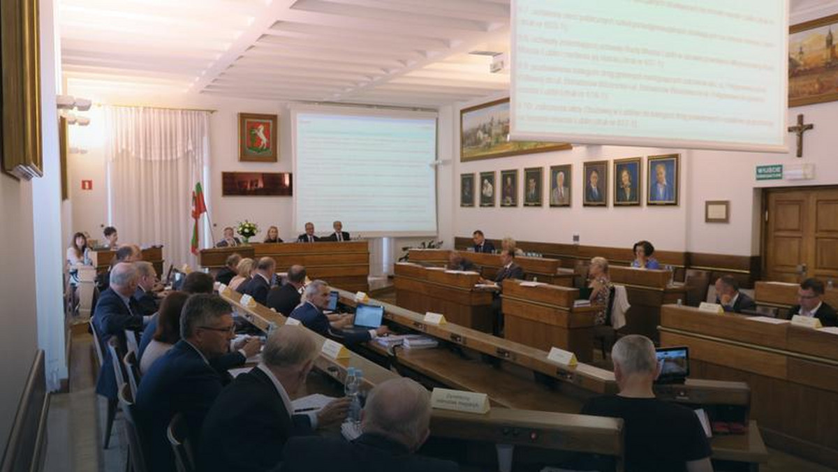 Aż 25 radnych zagłosowało za przyjęciem programu rewitalizacji dla Lublina. Mimo wielu uwag do jakości dokumentu, kilku samorządowców z PiS również poparło projekt uchwały. Program pozwoli na pozyskanie funduszy na wiele projektów, których wartość wyceniana jest na ok. miliard złotych.