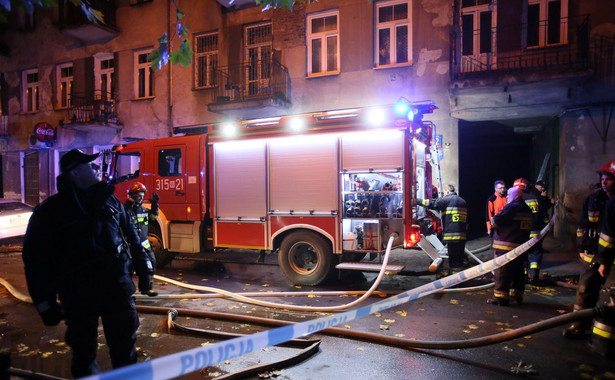 Strażacy podczas nocnej akcji po wybuchu gazu i pożarze w kamienicy przy ul. Siedleckiej