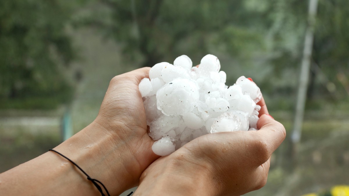 Niemal w całej Polsce dzień upłynął pod znakiem pięknej pogody i wysokich temperatur. Ale w okolicach Łomży powiało chłodem. Na Facebooku pojawiły się zdjęcia, na których widać grad wielkości orzechów włoskich.