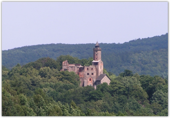 <strong>Zamek Grodno</strong>
<br></br>
Zamek wzniesiono z kamienia na szczycie rozległego wzgórza. Początkowo był największym zamkiem Śląska. Otaczał go blankowany mur obwodowy o nieregularnym kształcie, wsparty w narożnikach skarpami.
<br></br>
Kompleks położony jest w południowej części Gór Wałbrzyskich na szczycie góry Choina (450 m n.p.m.) wznoszącej się nad lewym brzegiem Bystrzycy. Dolina tej rzeki, zwana kiedyś Śląską Doliną, stanowi naturalną granicę między Górami Sowimi i położonymi na zachód od nich Górami Wałbrzyskimi.
<br></br>
Malowniczą lokalizację zamku potęguje położone u podnóża góry zaporowe Jezioro Lubachowskie.
<br></br>
Fot. Spook / Wikimedia Commons, lic. cc-by-sa