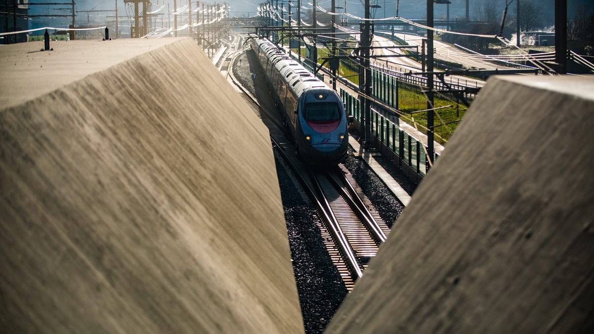 Najdłuższy i najgłębszy tunel kolejowy na świecie został dziś oddany do użytku komercyjnego