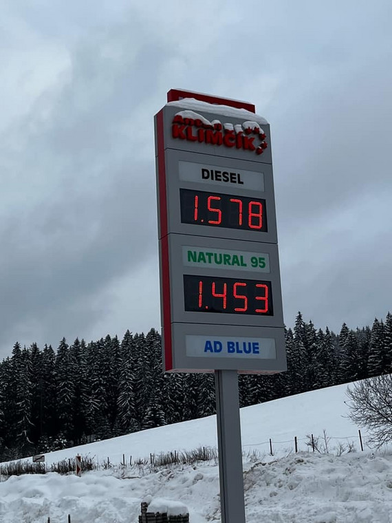 Ceny paliw na stacji w słowackim Zakamiennym Klinie na Orawie. Jest tu o kilkadziesiąt groszy taniej niż w Polsce.
