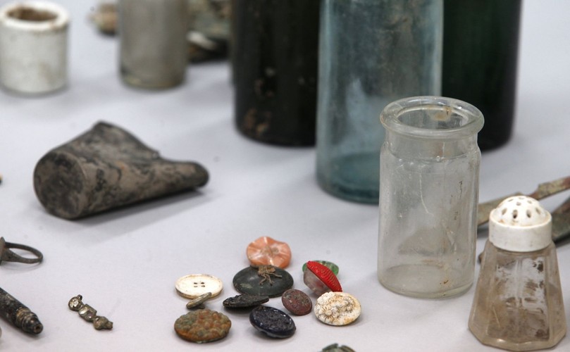 PRZEDMIOTY OFIAR OBOZU KONCENTRACYJNEGO AUSCHWITZ-BIRKENAU ODNALEZIONE