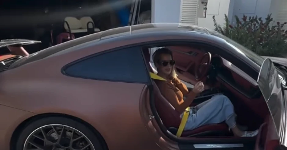 Kerolajn u skupocenom automobilu