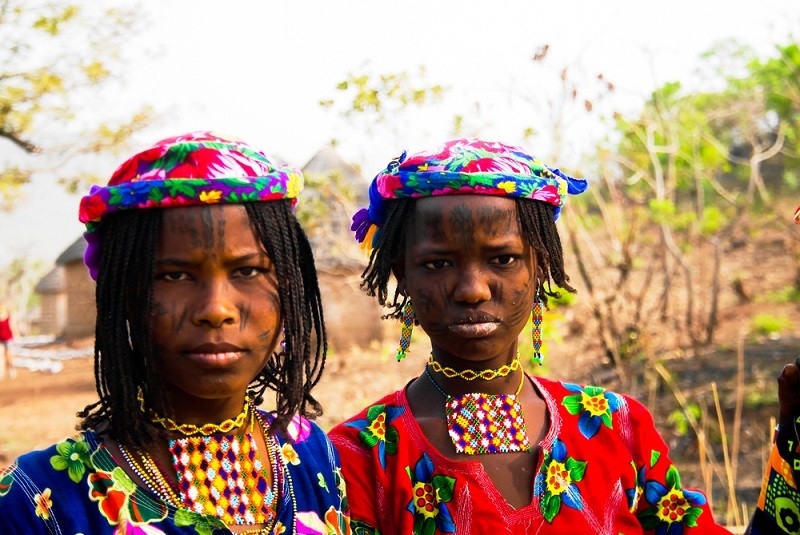 Kobiety Wodaabe noszą długie, zwiewne i kolorowe szaty