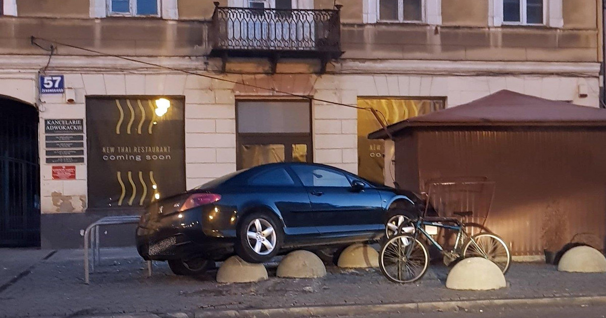 Radom Kierowca zaparkował samochód na betonowych słupkach