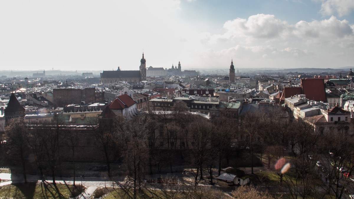 Wniosek aplikacyjny Krakowa o organizację Zimowych Igrzysk Olimpijskich w 2022 roku został zaprezentowany. Szczegóły dotyczące kosztów związanych z ZIO przedstawiła wiceprezydent Krakowa Magdalena Sroka. Co wiemy? Budżet operacyjny igrzysk to 5,6 mld zł, Kraków chce mieć m.in. lodowisko na zadaszonym stadionie, które ma kosztować 200 mln zł. We wniosku pojawiają się też wpadki - według organizatorów czas przejazdu zakopianką wynosi... 110 minut.