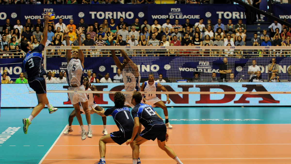 Trzeci mecz i trzecia wygrana reprezentacji Włoch w Lidze Światowej. Tym razem Italia pokonała 3:0 (25:20, 25:17, 25:23) Kubę w Turynie i jest już wiceliderem grupy B rozgrywek. Kolejne starcie z Kubą Włosi rozegrają w niedzielę we Florencji.