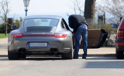 Marcin Dubieniecki jeździ porsche, które zabrał mu prokurator. Wpadł na gorącym uczynku