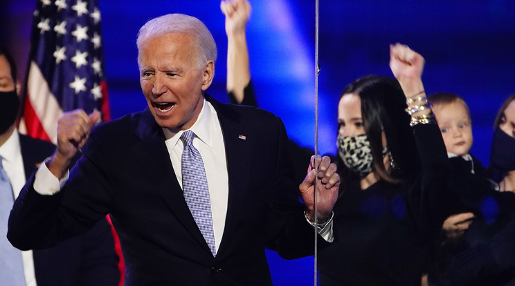 A képen: Joe Biden demokrata párti elnökjelölt köszönti támogatóit a Delaware állambeli Wilmingtonban 2020. november 7-én. / Fotó: MTI/EPA/Jim Lo Scalzo
