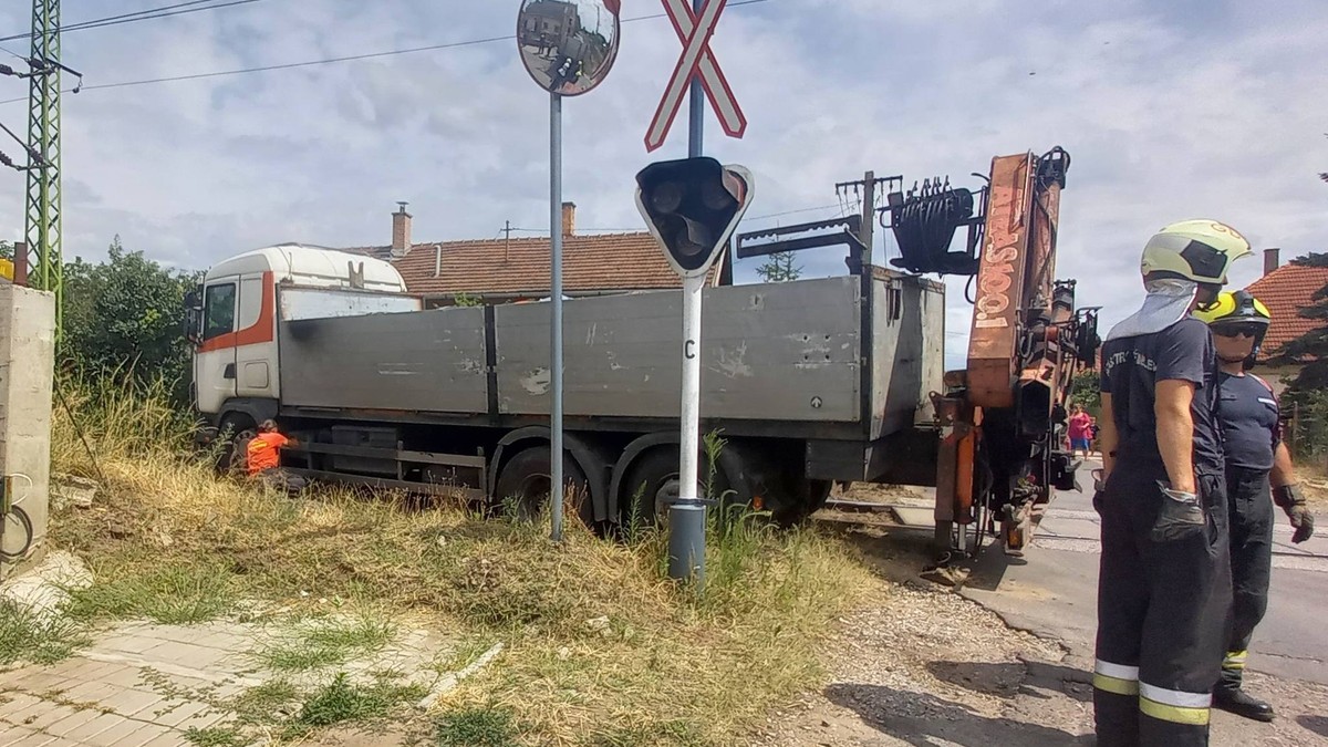 Itt mi volt a terv? Úgy benézte a vasúti átjárót Veresegyházon a kamionsofőr, hogy leállt a közlekedés – fotó