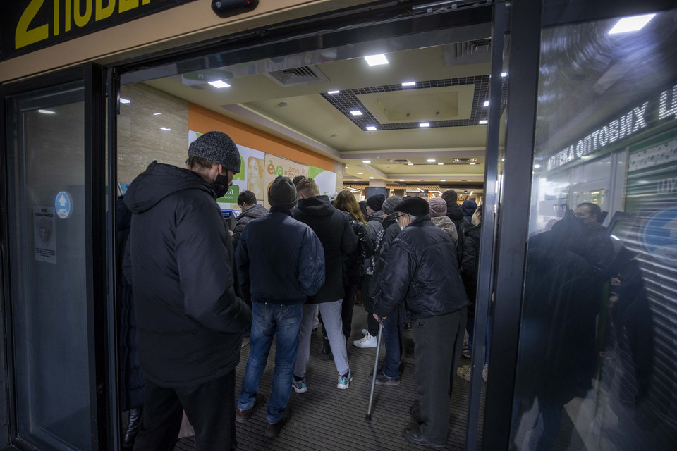 Kramatorsk. Ludzie czekający w kolejce do bankomatu. Mieszkańcy masowo wypłacają pieniądze 