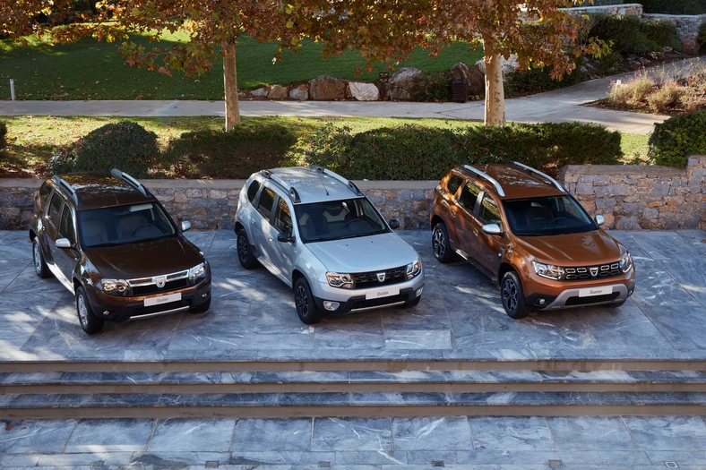 Dacia Duster: od lewej druga generacja przed liftingiem (2010-2013), druga generacja po liftingu (2013-2018) i trzecia generacja przed liftingiem (2018-2021).